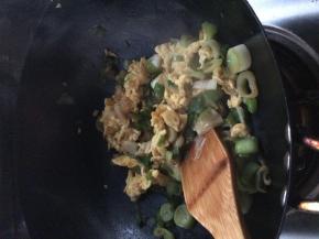 把鸡蛋放入锅中翻炒