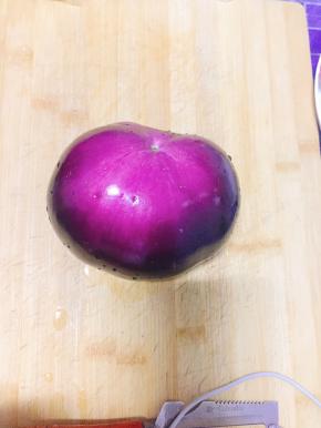 1. 取圆茄子一个洗净。