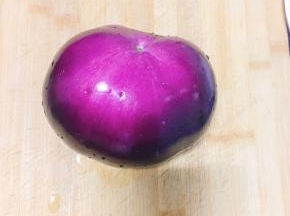 1. 取圆茄子一个洗净。