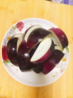 2．	茄子切成大小均匀的块。