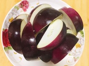 2．	茄子切成大小均匀的块。