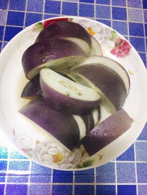3、隔水蒸10分钟左右，至茄子发软。