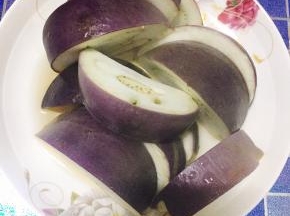 3、隔水蒸10分钟左右，至茄子发软。