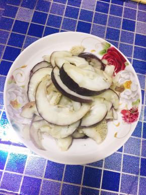 4. 将茄子撕成块状。