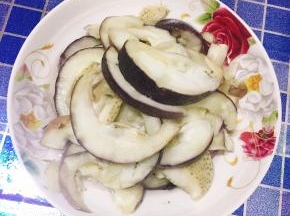 4. 将茄子撕成块状。