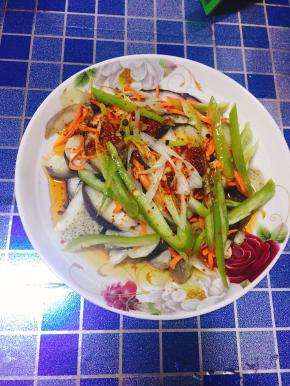 5、用炝好的辣椒油拎上去，撒上盐，用辣椒丝与胡萝卜丝做点缀。一盘可口的凉拌菜就做好了。