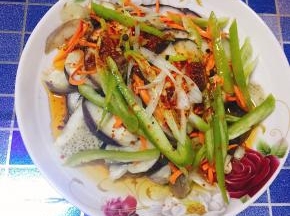 5、用炝好的辣椒油拎上去，撒上盐，用辣椒丝与胡萝卜丝做点缀。一盘可口的凉拌菜就做好了。