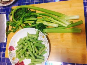 1、将备好的芹菜与豆角段清洗干净。
