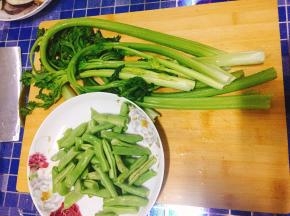 1、将备好的芹菜与豆角段清洗干净。