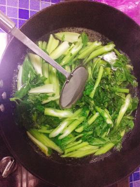 2．	将芹菜下热水锅内焯熟。