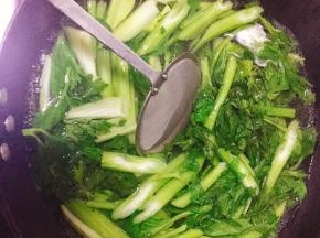 2．	将芹菜下热水锅内焯熟。