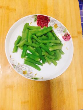 3. 豆角入热水锅内焯熟。