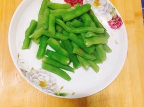 3. 豆角入热水锅内焯熟。