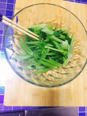 4.  将焯熟的两种蔬菜放入大碗内。