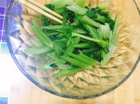 4.  将焯熟的两种蔬菜放入大碗内。