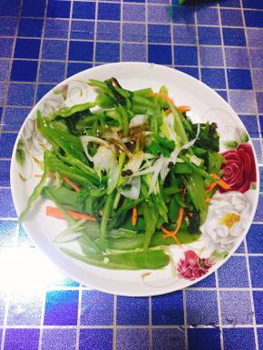 5. 热油锅内加调料炒香，淋在蔬菜上，拌匀装盘。