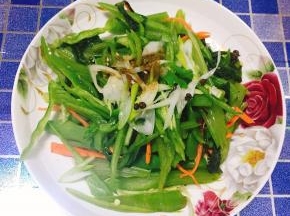 5. 热油锅内加调料炒香，淋在蔬菜上，拌匀装盘。