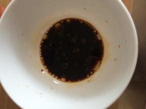 把酱油醋香油倒入碗中，加入少许盐搅拌均匀