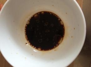 把酱油醋香油倒入碗中，加入少许盐搅拌均匀
