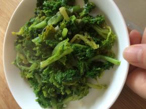 把准备好的调料倒入茼蒿中，搅拌均匀即可