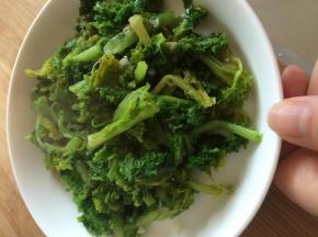 把准备好的调料倒入茼蒿中，搅拌均匀即可