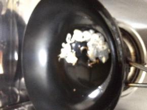 锅内加入适量油，把葱放入锅中，放入酱油，随后加入土豆丝