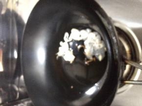 锅内加入适量油，把葱放入锅中，放入酱油，随后加入土豆丝