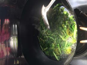 把茼蒿放入开水中煮一下！捞出