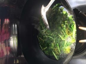 把茼蒿放入开水中煮一下！捞出