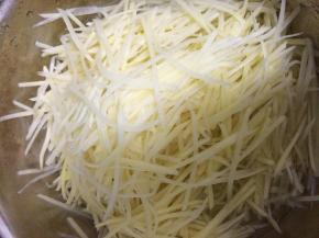 土豆削皮切成丝状