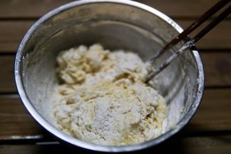 用筷子搅成絮状「不然会很粘手 不介意的可以省略」