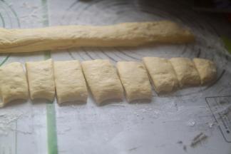 从中间切开两半后  
再切成两指宽的面团