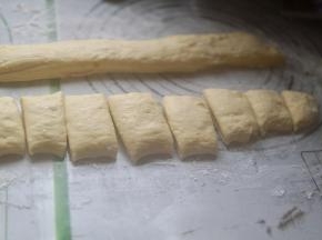从中间切开两半后  
再切成两指宽的面团