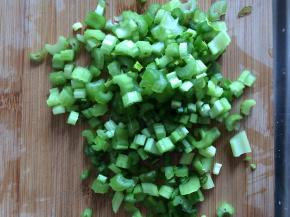 芹菜切成豆丁状