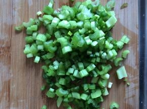 芹菜切成豆丁状
