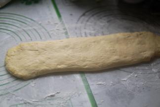 案板上洒面粉 把面团拉长按扁
「不要在使劲揉面」