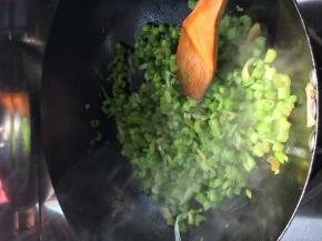 锅内放入适量油，放入葱花，随后放入芹菜丁