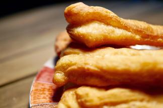 依次炸好所有油条即可～