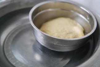 发酵好的面团放温水盆内半小时回温