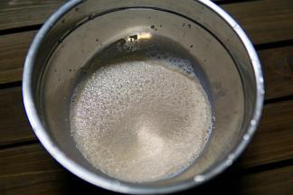 酵母和温牛奶混合均匀