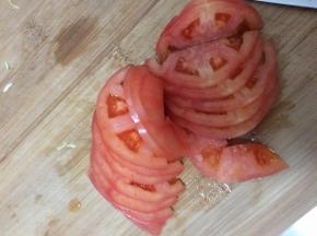 西红柿切成块状