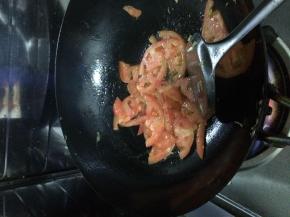 锅内放入适量油把西红柿放入锅中翻炒