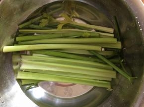 芹菜去叶，清洗干净