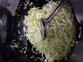 锅内放入适量油把卷心菜放入锅中翻炒，加入调料