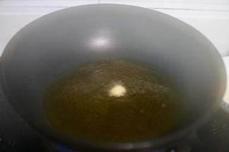 盖保鲜膜醒面15分钟
这时候热油锅 
油好之后面团直接拉长开始炸
「敲黑板 如何测试油温
 揪一团面团丢油锅内面团马上浮起来油温就够了」