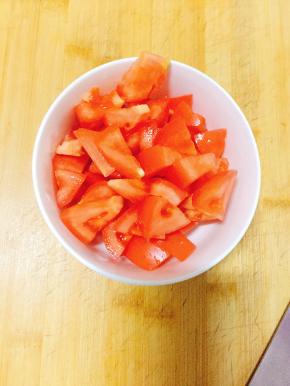 1.  将西红柿洗净切块。