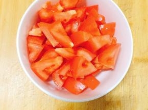 1.  将西红柿洗净切块。