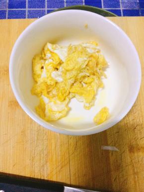 3.  锅内倒油将鸡蛋炒熟