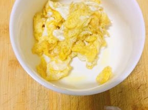 3.  锅内倒油将鸡蛋炒熟