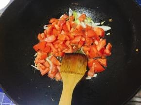 4.  锅内再次倒油加热倒入西红柿翻炒。